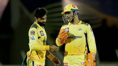 IPL 2022: चेन्नई सुपर किंग्स के दिग्गज ने उठाया धोनी पर सवाल, गावस्कर भी बोले- इस बार उनसे... SportsTak Hindi