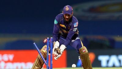 IPL 2022: 'इस खिलाड़ी में दिखती हैं धोनी जैसी खूबियां', KKR के कोच ने कहा- विकेटकीपिंग स्किल्स का जवाब नहीं SportsTak Hindi