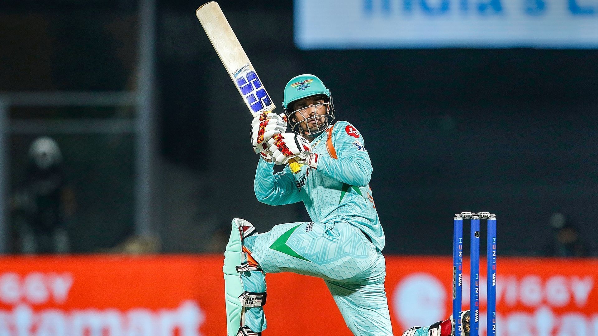 IPL 2022: 4,4,4,6...151 kmph की रफ्तार से फेंकने वाला भारतीय गेंदबाज हुआ फेल, हुड्डा ने कर डाली जमकर धुनाई