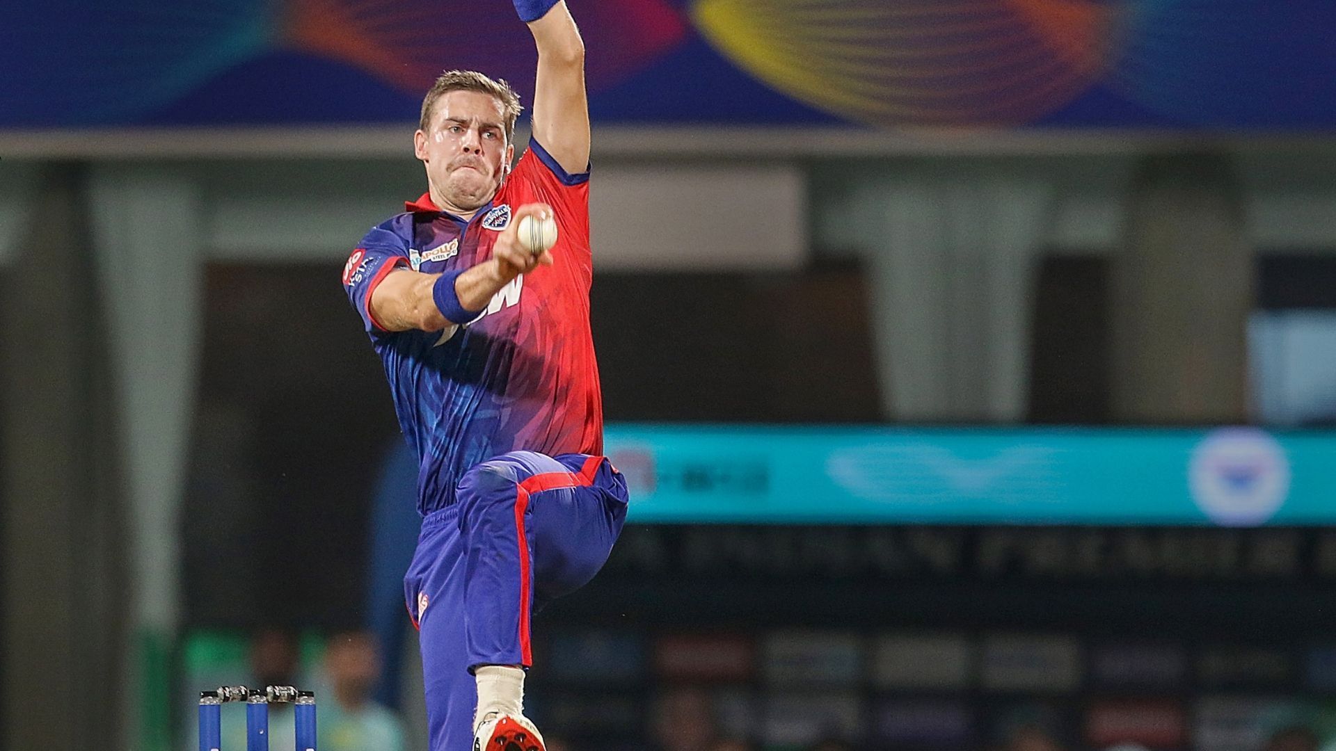 IPL 2022: 'इसकी इकॉनमी तो श्रीलंका से भी ज्यादा है', 14 गेंदों में 35 रन लुटाने वाले DC के गेंदबाज को फैंस ने किया ट्रोल
