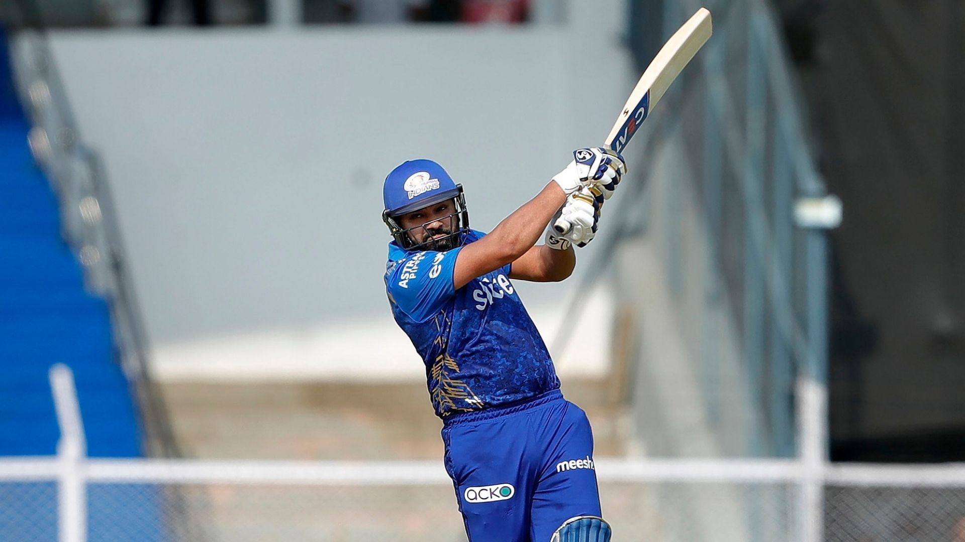 IPL 2022 : तीन हार के बाद मुंबई के कप्तान रोहित ने ड्रेसिंग रूम में टीम को दिया कड़ा संदेश, कहा - जीत की बेताबी...
