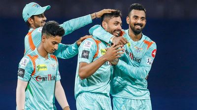 मां अस्पताल में है भर्ती, बेटा लखनऊ की टीम से बरपा रहा है कहर, 10 करोड़ के खिलाड़ी का छलका दर्द SportsTak Hindi