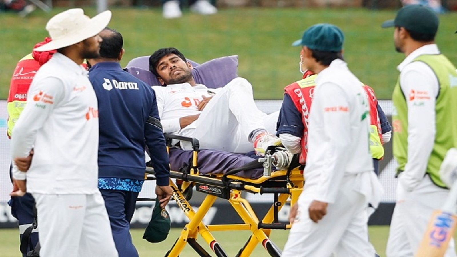 बड़ा हादसा: SA vs BAN टेस्ट में कहीं और देख रहा था फील्डर, छाती पर आकर लगी गेंद, स्ट्रेचर पर ले जाना पड़ा बाहर बड़ा हादसा: SA vs BAN टेस्ट में कहीं और देख रहा था फील्डर, छाती पर आकर लगी गेंद, स्ट्रेचर पर ले जाना पड़ा बाहर