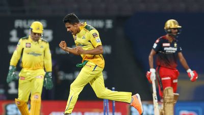 IPL 2022: जिसे CSK की टीम में शामिल करने का फैंस ने किया विरोध, 4 विकेट लेकर वही बना चेन्नई का 'चालबाज' SportsTak Hindi
