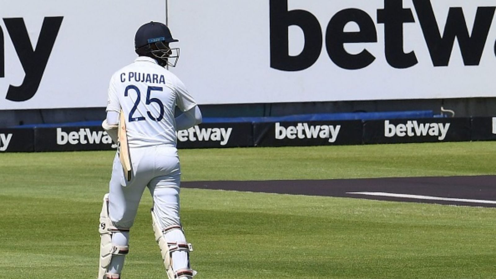 काउंटी में भी फ्लॉप रहे चेतेश्वर पुजारा, खराब फॉर्म नहीं छोड़ रही साथ, 6 रन बनाकर लौटे पवेलियन काउंटी में भी फ्लॉप रहे चेतेश्वर पुजारा, खराब फॉर्म नहीं छोड़ रही साथ, 6 रन बनाकर लौटे पवेलियन