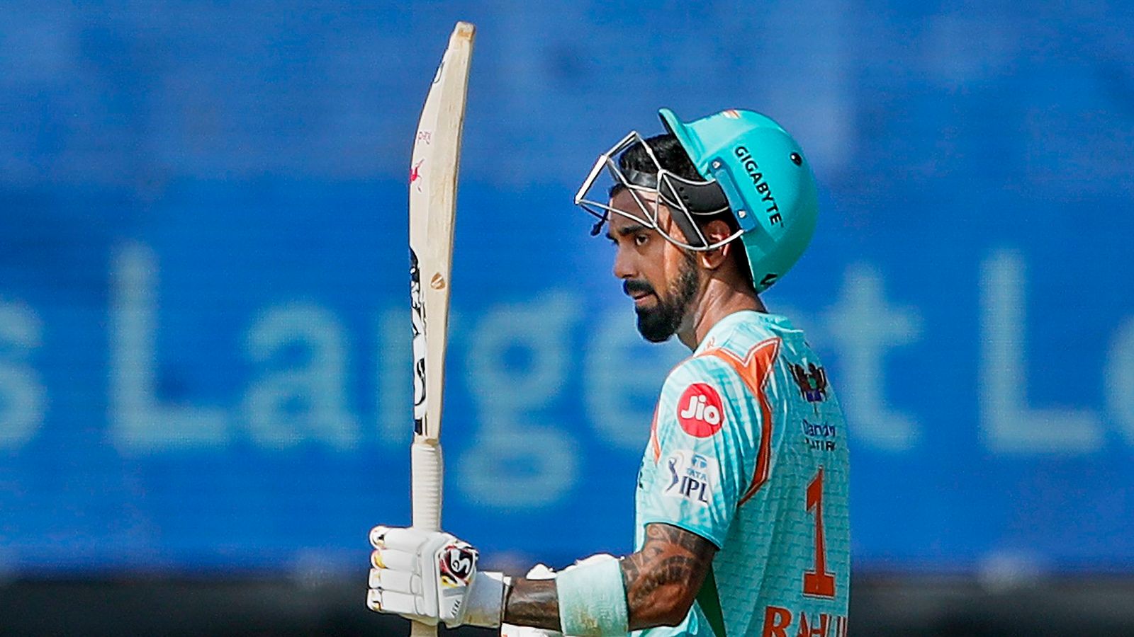 IPL 2022: शतक लगाने और मैच जीतने के बाद भी कम नहीं हुई केएल राहुल की गलती, भुगतनी पड़ी ये सजा IPL 2022: शतक लगाने और मैच जीतने के बाद भी कम नहीं हुई केएल राहुल की गलती, भुगतनी पड़ी ये सजा