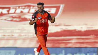 उमरान मलिक की तेज गेंदों का ऐसा खौफ, न्यूजीलैंड के बल्लेबाज ने कहा- मुझे छाती पर... SportsTak Hindi