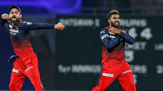 IPL 2022: लखनऊ के खिलाफ मैच में 'कप्तान' बने विराट कोहली, RCB के फैंस में दौड़ी खुशी की लहर IPL 2022: लखनऊ के खिलाफ मैच में 'कप्तान' बने विराट कोहली, RCB के फैंस में दौड़ी खुशी की लहर