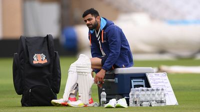 विराट कोहली क्रिकेट से लेंगे छह महीने का ब्रेक? रवि शास्त्री का बड़ा बयान SportsTak Hindi