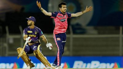 IPL Points Table: कौन सी टीम बढ़ रही प्लेऑफ की ओर, किसकी उम्मीदें जमींदोज, जानिए अंक तालिका का गणित SportsTak Hindi