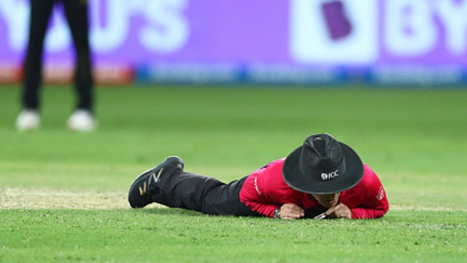 मैच का रुख मोड़ने वाले खिलाड़ी ने RCB की जीत के बाद दिया बड़ा बयान, कहा-अंपायर को बीयर पिलानी चाहिए थी मैच का रुख मोड़ने वाले खिलाड़ी ने RCB की जीत के बाद दिया बड़ा बयान, कहा-अंपायर को बीयर पिलानी चाहिए थी