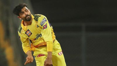 सीएसके ने कप्तानी के लिए टीम इंडिया के खिलाड़ी से किया था संपर्क, जडेजा को मजबूरी में मिली थी कमान! SportsTak Hindi