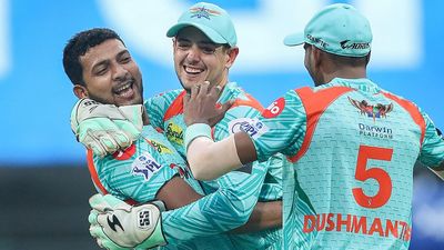 'ये लोग मुझे खिला नहीं रहे', जब LSG के बॉलर ने कोच से की मुंबई इंडियंस की शिकायत SportsTak Hindi