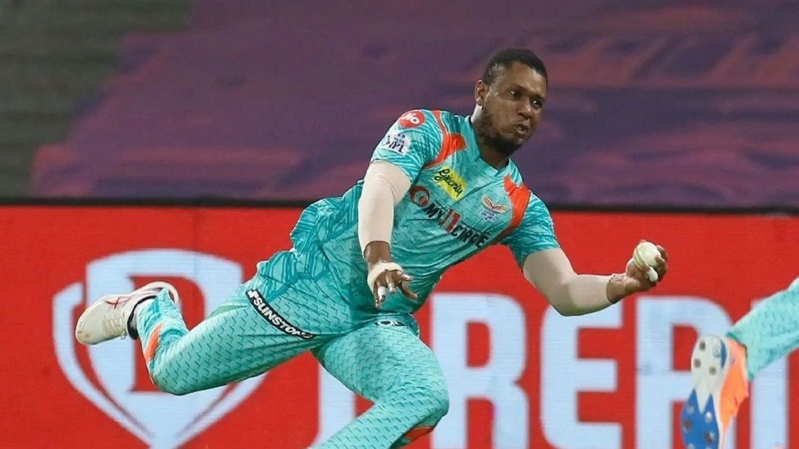 2 साल पहले फिटनेस के चलते हुआ टीम से बाहर, अब एक हाथ से कैच लेकर पलटी बाजी, ऐसा था 2 गेंद में 3 रन का रोमांच 2 साल पहले फिटनेस के चलते हुआ टीम से बाहर, अब एक हाथ से कैच लेकर पलटी बाजी, ऐसा था 2 गेंद में 3 रन का रोमांच