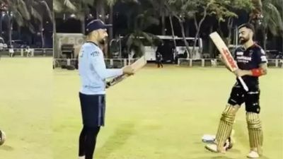 विराट कोहली ने राशिद खान को गिफ्ट में दिया अपना बल्ला, कहा- फ्रंट-फुट की गेंद को ये भाई साहब... SportsTak Hindi