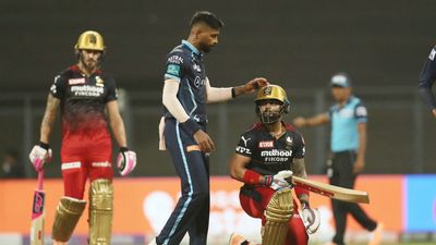 विराट कोहली ने ठोका पचासा, आरसीबी ने बांटा गुजरात पर जीत का बताशा, प्लेऑफ में जाने की कर ली तैयारी! SportsTak Hindi