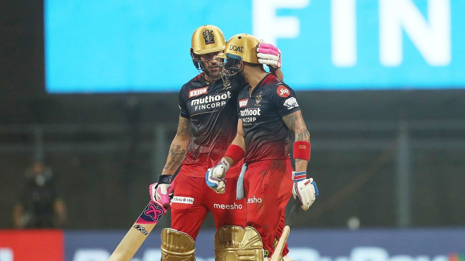 आरसीबी ने बीच IPL बदला रंग, दिल्ली की हार के लिए मुंबई इंडियंस के पांव पड़ी! आरसीबी ने बीच IPL बदला रंग, दिल्ली की हार के लिए मुंबई इंडियंस के पांव पड़ी!