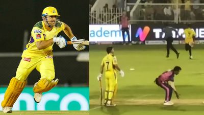 IPL 2022: सिक्योरिटी घेरा तोड़ धोनी से मिलने बीच मैदान पर आ गया फैन, पहले अंपायर ने रोका फिर माही ने भी... SportsTak Hindi