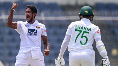 टेस्ट में विकेटों का पतझड़, श्रीलंका के खिलाफ सिर्फ 24 रनों पर पवेलियन पहुंच गई आधी टीम SportsTak Hindi