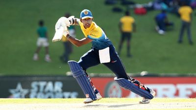 श्रीलंकाई खिलाड़ी को बीच मैच घर लौटने का फरमान, होटल में 'मेहमान' को लाने की मिली सजा SportsTak Hindi