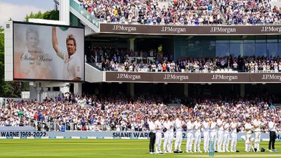 ENG vs NZ : 23 ओवर बाद मैच रोक 23 सेकेंड के लिए क्यों दी शेन वॉर्न को श्रद्धांजलि, सामने आई वजह SportsTak Hindi