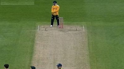 T20 Blast: एक ही मैच में रिटायर आउट हुए दो बल्लेबाज, टीम ने भिड़ाई ऐसी तिकड़म, 1 रन से मिल गई जीत SportsTak Hindi