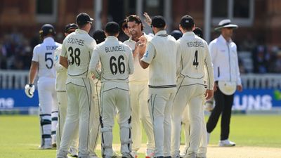 ENG vs NZ: दूसरे टेस्ट से पहले न्यूजीलैंड को तगड़ा झटका, दिग्गज ऑलराउंडर सीरीज से हुआ बाहर SportsTak Hindi