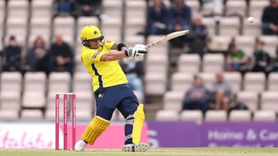 IPL में जिसे 50 लाख के लायक भी नहीं समझा, उसी ने 14 गेंदों में बाउंड्री से 74 रन ठोक इंग्लैंड में दिखाया दमखम SportsTak Hindi