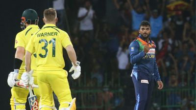 SL vs AUS: हसरंगा की फिरकी में फंसे कंगारू, लेकिन वेड ने मैच निकाल ऑस्ट्रेलिया को दिलाई सीरीज जीत SportsTak Hindi