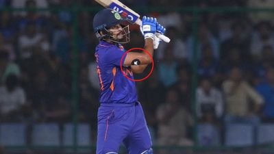 क्यों अपने हाथ पर 'K' शब्द का स्टीकर चिपका कर मैच खेलते हैं श्रेयस अय्यर, ये है असली राज SportsTak Hindi