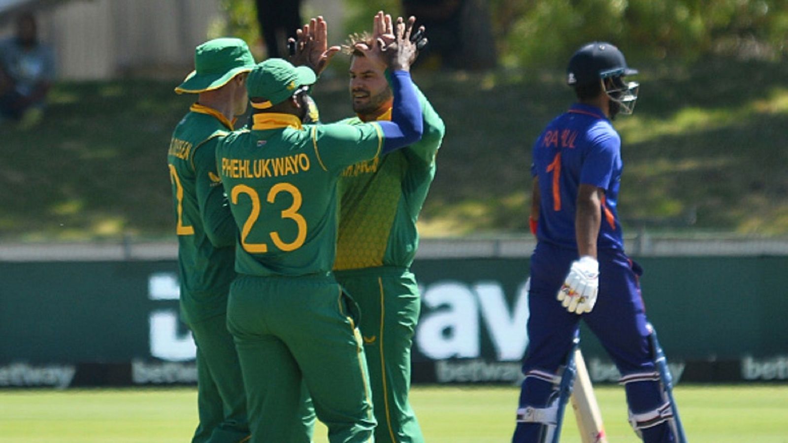 IND vs SA सीरीज से बाहर हुआ ये धाकड़ बल्लेबाज, कोरोना पॉजिटिव होने के बाद लिया गया फैसला  IND vs SA सीरीज से बाहर हुआ ये धाकड़ बल्लेबाज, कोरोना पॉजिटिव होने के बाद लिया गया फैसला