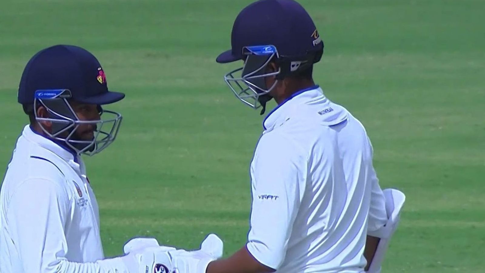 पृथ्वी शॉ की तूफानी बैटिंग, टूटा 134 साल पुराना रिकॉर्ड, रन बनाए बिना भी छा गए जायसवाल पृथ्वी शॉ की तूफानी बैटिंग, टूटा 134 साल पुराना रिकॉर्ड, रन बनाए बिना भी छा गए जायसवाल