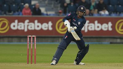 साउथ अफ्रीकी बल्लेबाज का इंग्लैंड में हाहाकार, 10 ओवर में 104 रन का टारगेट बना खिलौना, 20 गेंदों में हुआ काम तमाम SportsTak Hindi