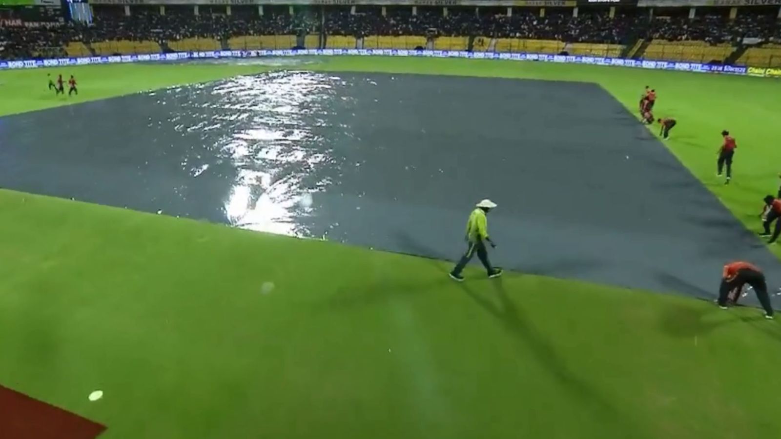 IND vs SA: टॉस होते ही आई बारिश, जानिए कब शुरू होगा मैच, ओवर्स में हुई कटौती IND vs SA: टॉस होते ही आई बारिश, जानिए कब शुरू होगा मैच, ओवर्स में हुई कटौती