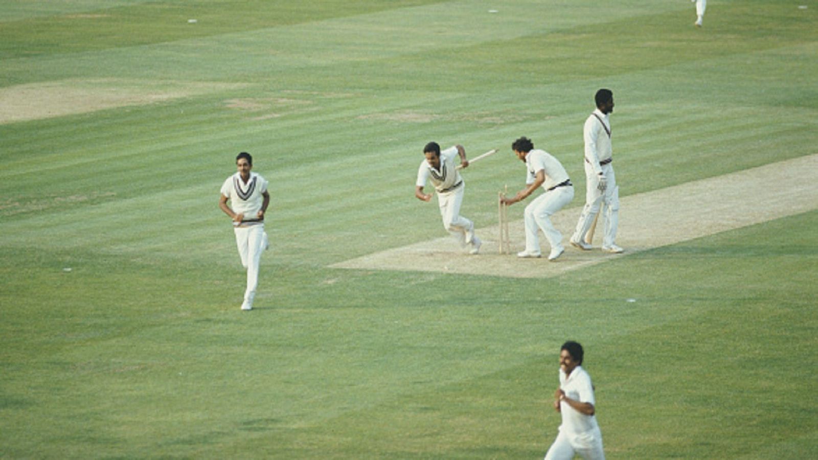 टीम इंडिया ने इंग्लैंड को उसी की जमीन पर 6 विकेट से दी मात और फिर रच डाला करिश्माई इतिहास टीम इंडिया ने इंग्लैंड को उसी की जमीन पर 6 विकेट से दी मात और फिर रच डाला करिश्माई इतिहास