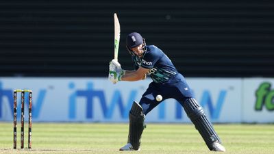 जॉस बटलर ने पिच के बाहर गिरी गेंद पर भी उड़ाया सिक्स, 1 गेंद पर बटोर लिए 13 रन SportsTak Hindi