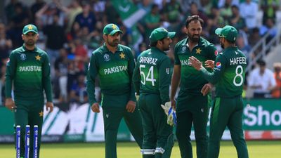 पाकिस्तानी गेंदबाज ने 1 ओवर में फेंकी 14 गेंदें, थोक में लुटाए रन, कभी चने बेचकर लूटी थी महफिल SportsTak Hindi