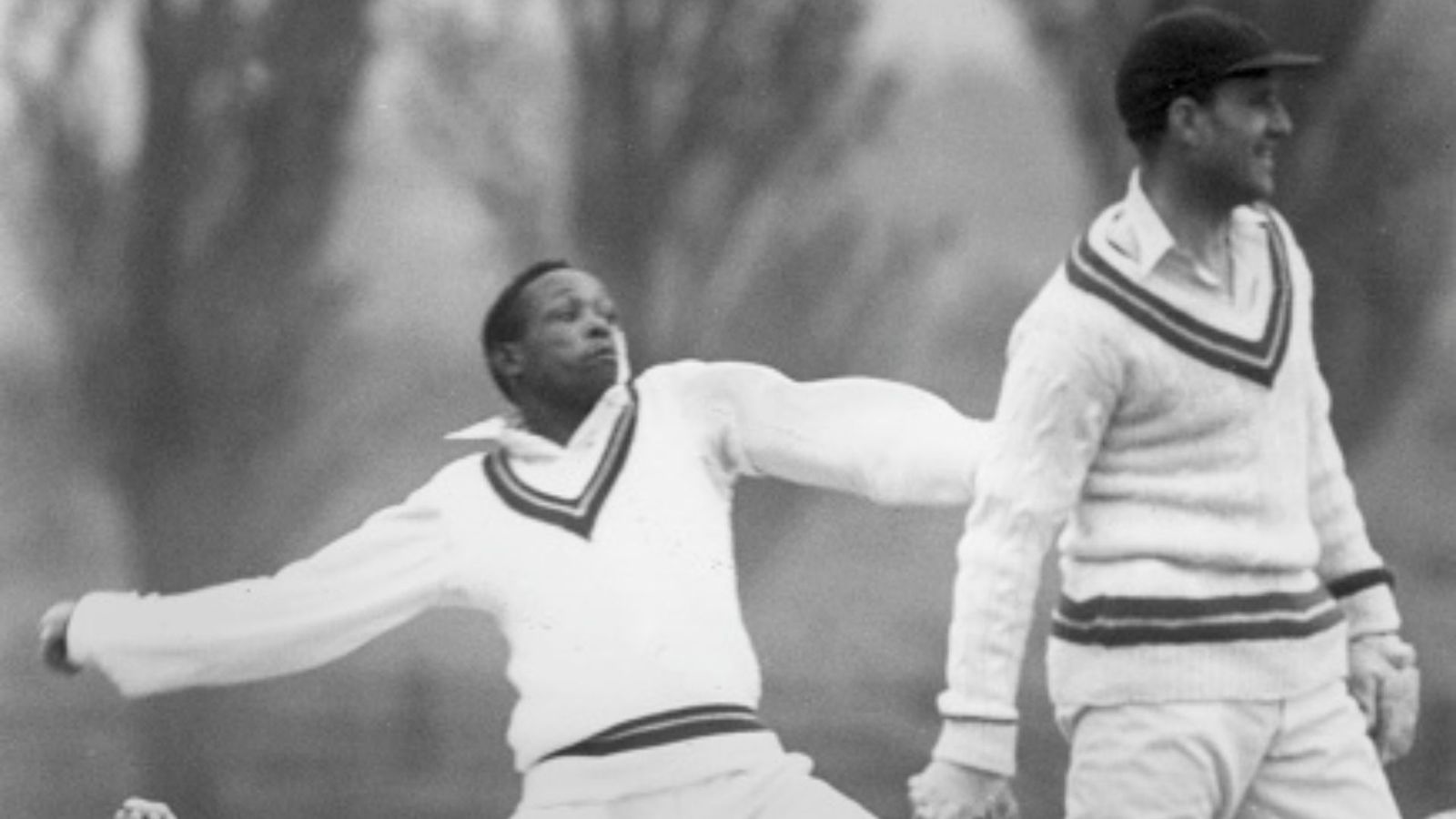 वो गेंदबाज नहीं बवंडर था, आधी पिच पर आकर बल्लेबाज के सिर पर मारता था गेंद, भारत में तो... वो गेंदबाज नहीं बवंडर था, आधी पिच पर आकर बल्लेबाज के सिर पर मारता था गेंद, भारत में तो...