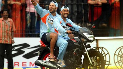 'पहले दिन ही धोनी को हमने बाइक दी और वो उसे लेकर गायब हो गए', माही को लेकर CSK से जुड़े शख्स का खुलासा SportsTak Hindi