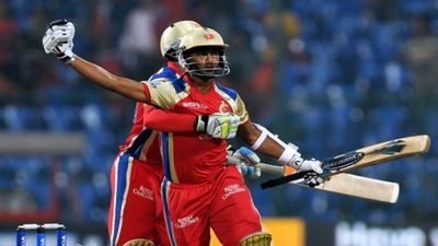 अंतिम गेंद पर 'छक्के' से कोहली को जिताया, धोनी का भी रहा चेला, अब 57 गेंदों में 106 रन की पारी से लूटा मेला SportsTak Hindi