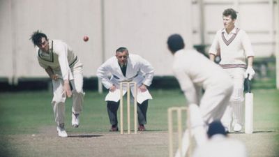 इंग्लैंड के गेंदबाज ने बरपाया कहर, 24 गेंदों में बिना रन दिए ले डाले पांच विकेट SportsTak Hindi