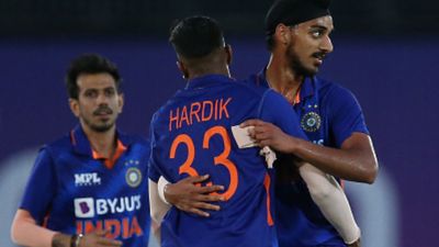 Ind vs Eng : डेब्यू मैच में 21 गेंद पर चटकाए दो विकेट, अब हुआ टी20 सीरीज से बाहर, टीम इंडिया में हुए 5 बड़े बदलाव SportsTak Hindi