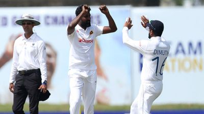 SL vs AUS : ऑस्ट्रेलियाई बल्लेबाजों को जयसूर्या ने फिरकी पर नचाया, डेब्यू मैच में 6 विकेट लेकर किया बड़ा 'करिश्मा' SportsTak Hindi