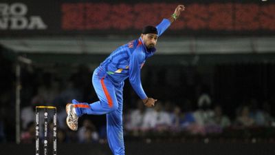 फिर बल्लेबाजों को अपनी फिरकी से नचाएंगे हरभजन सिंह, सहवाग- पठान के साथ उतरेंगे मैदान पर SportsTak Hindi