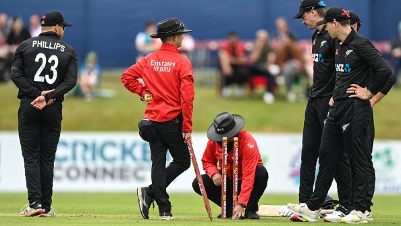 तौलिए की वजह से आउट होने से बच गया बल्लेबाज, कप्तान को आया गुस्सा, देखिए वीडियो तौलिए की वजह से आउट होने से बच गया बल्लेबाज, कप्तान को आया गुस्सा, देखिए वीडियो