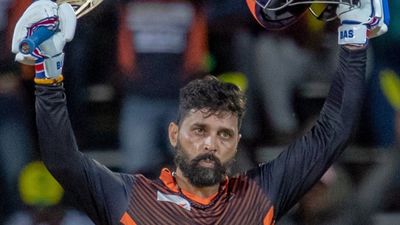 मुरली विजय का घातक अंदाज जारी, 19 गेंद में उड़ाया 'शतक', ठोके 12 छक्के SportsTak Hindi