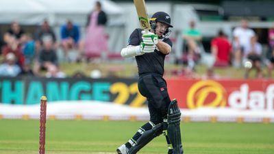 शीशा हो या दिल हो...न्यूजीलैंड के खिलाड़ी ने अपने छक्के से दोनों तोड़ दिए, देखें दिलचस्प Video SportsTak Hindi