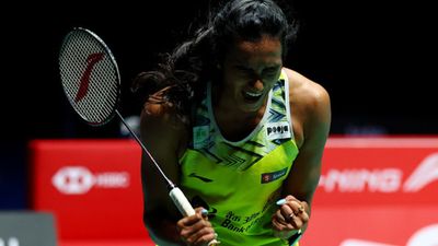 Singapore Open जीतकर सिंधु ने लगाई खिताबी हैट्रिक, चीनी खिलाड़ी को दी मात  SportsTak Hindi