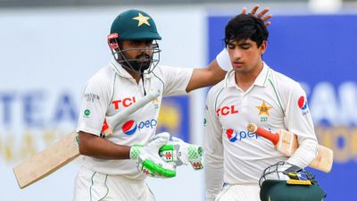 मैच के दौरान पाकिस्तान के नसीम शाह ने कुछ ऐसा किया, भारतीय फैंस को आ गई राहुल द्रविड़ की याद SportsTak Hindi