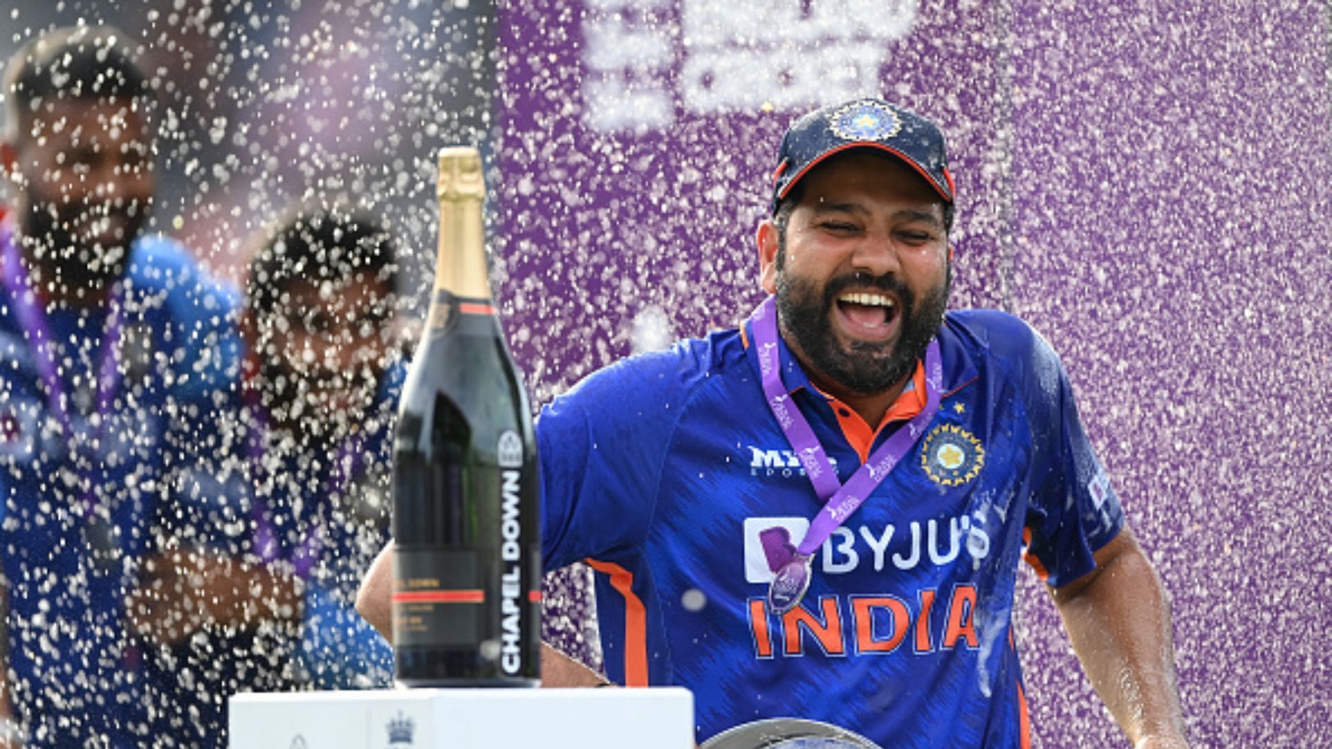 सीरीज जीत के बाद शैम्पेन में नहाए कप्तान रोहित शर्मा, पंत ने शास्त्री को भेंट में दे दी पूरी बोतल